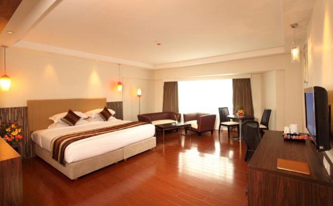 The Altruist Business Hotel Kharadi Poona Buitenkant foto