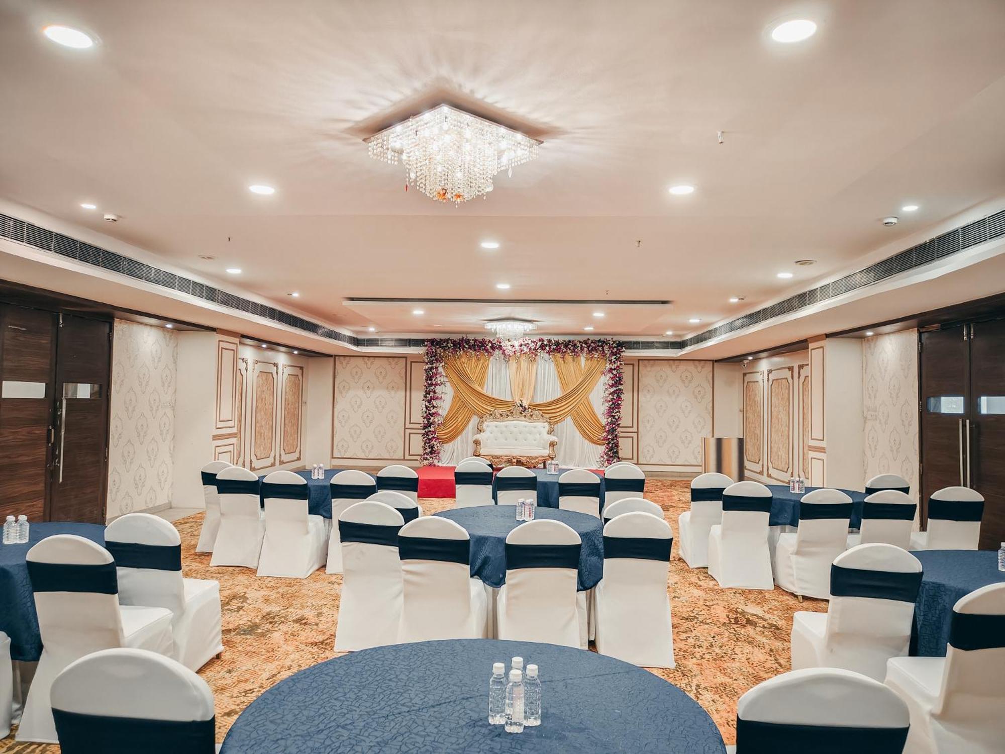 The Altruist Business Hotel Kharadi Poona Buitenkant foto