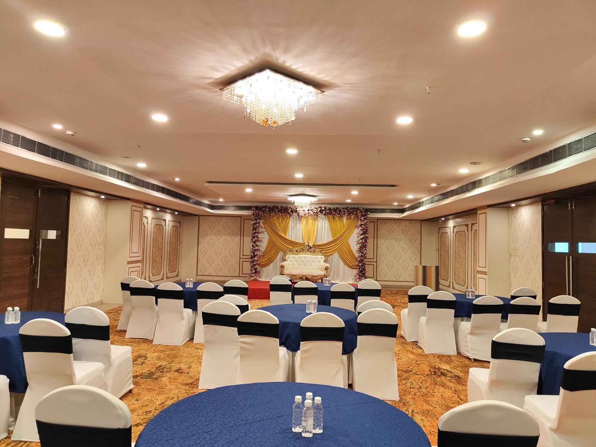 The Altruist Business Hotel Kharadi Poona Buitenkant foto